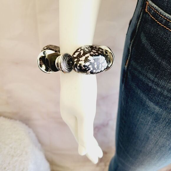 New in package adjustable lightweight bead bracelet - Picture 4 of 6